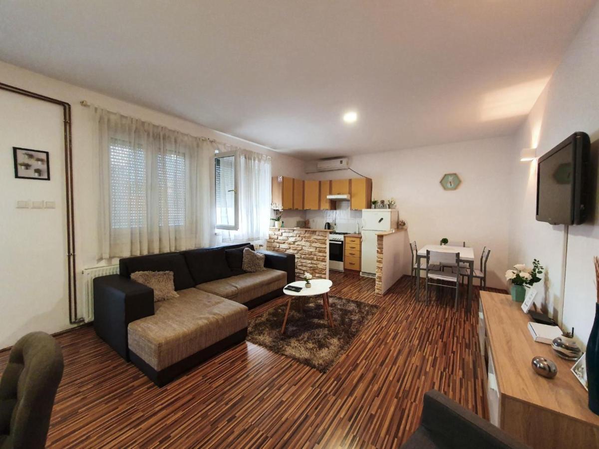 Apartment Laura & Lucija Ösek Dış mekan fotoğraf