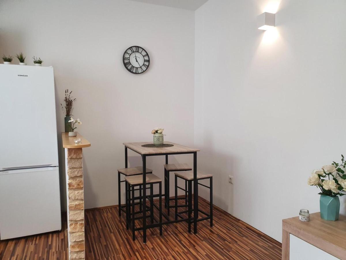 Apartment Laura & Lucija Ösek Dış mekan fotoğraf